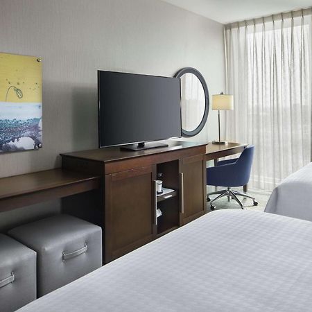 Hampton Inn & Suites Teaneck/Glenpointe Екстериор снимка