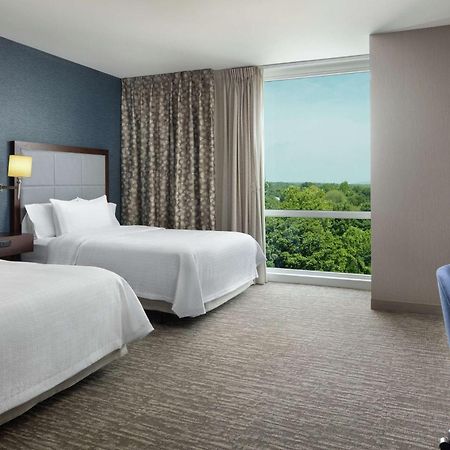 Hampton Inn & Suites Teaneck/Glenpointe Екстериор снимка