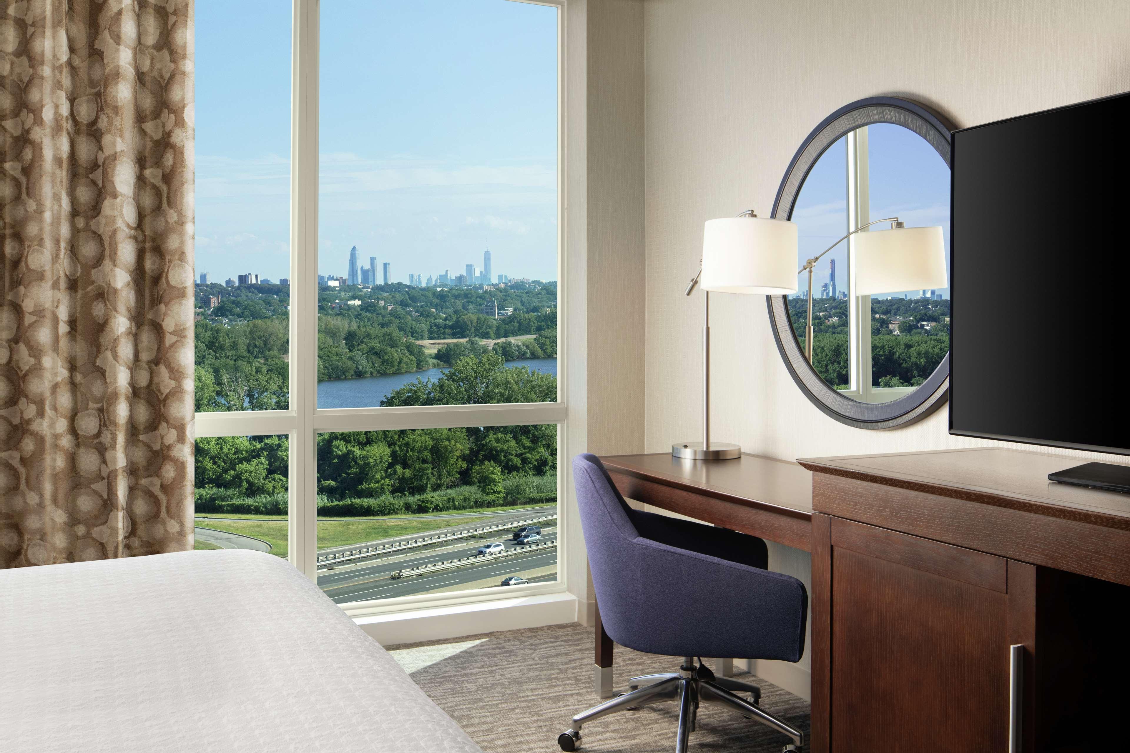 Hampton Inn & Suites Teaneck/Glenpointe Екстериор снимка