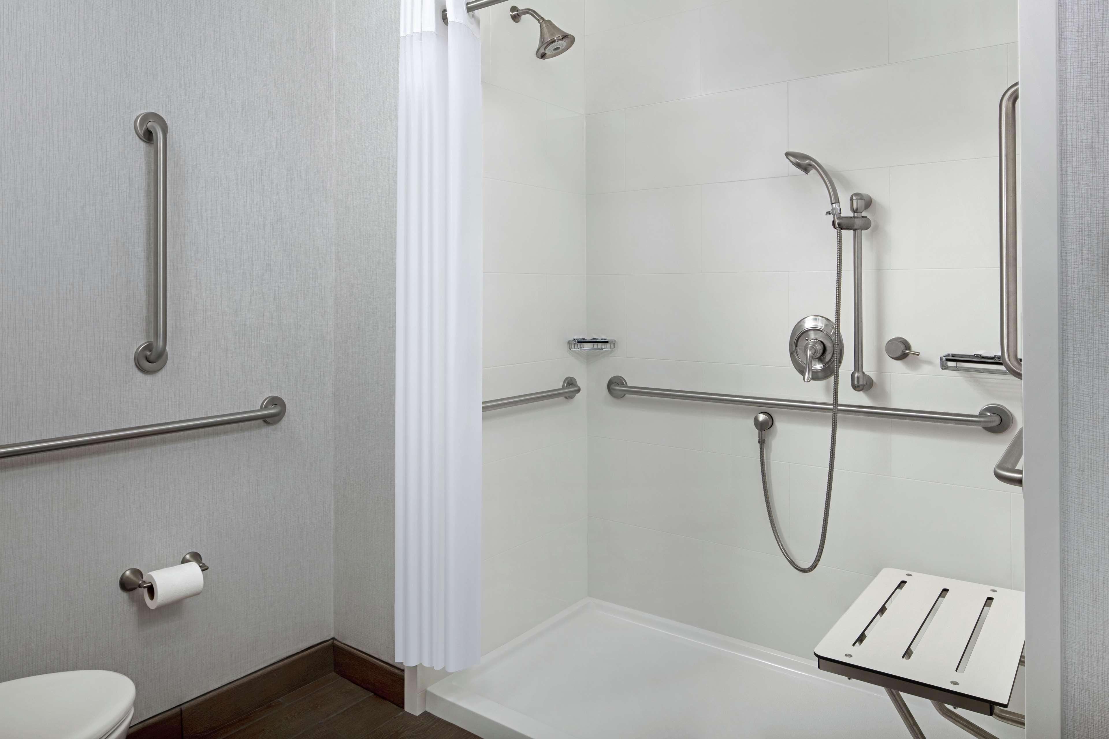 Hampton Inn & Suites Teaneck/Glenpointe Екстериор снимка