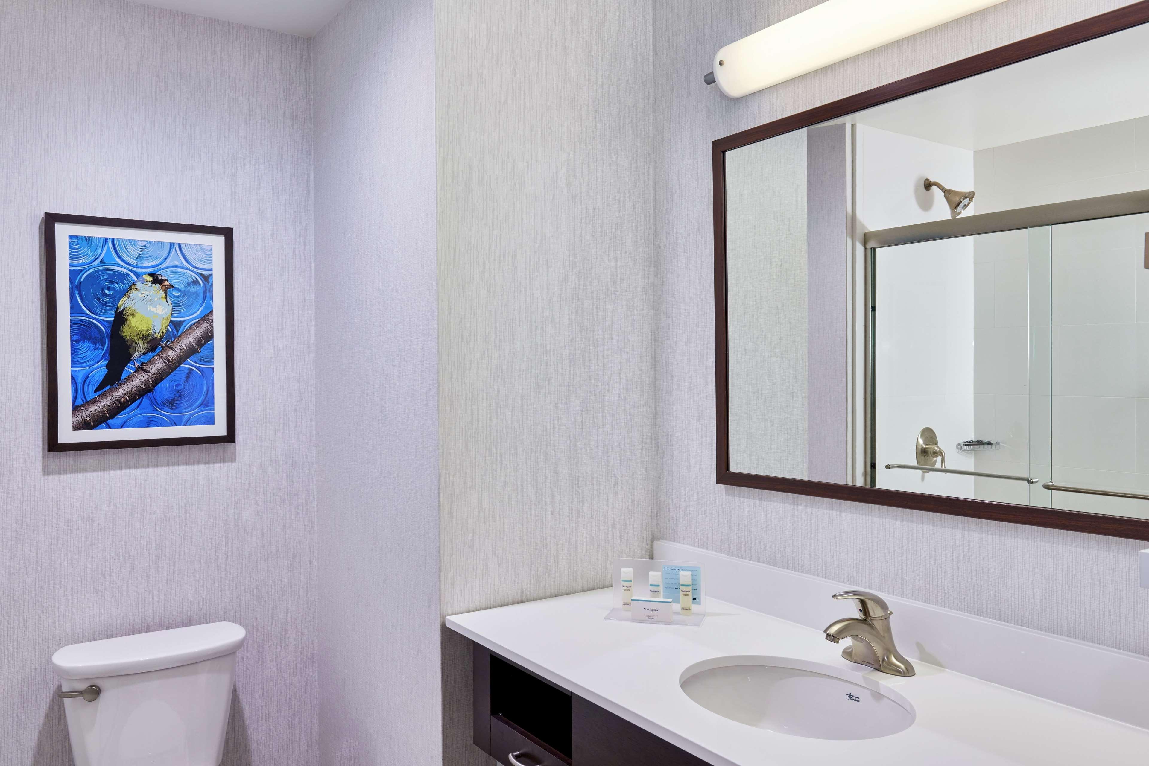 Hampton Inn & Suites Teaneck/Glenpointe Екстериор снимка