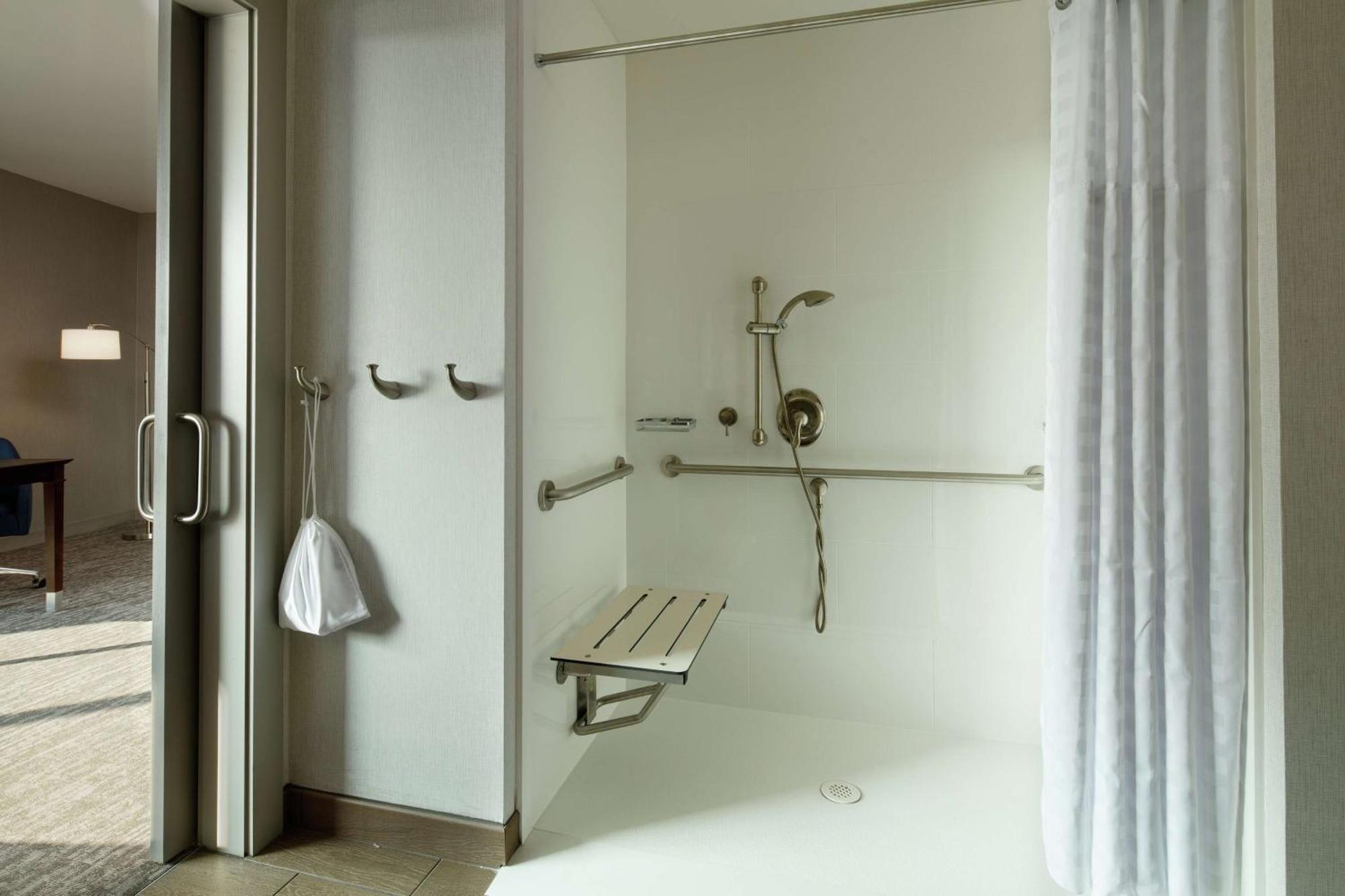 Hampton Inn & Suites Teaneck/Glenpointe Екстериор снимка