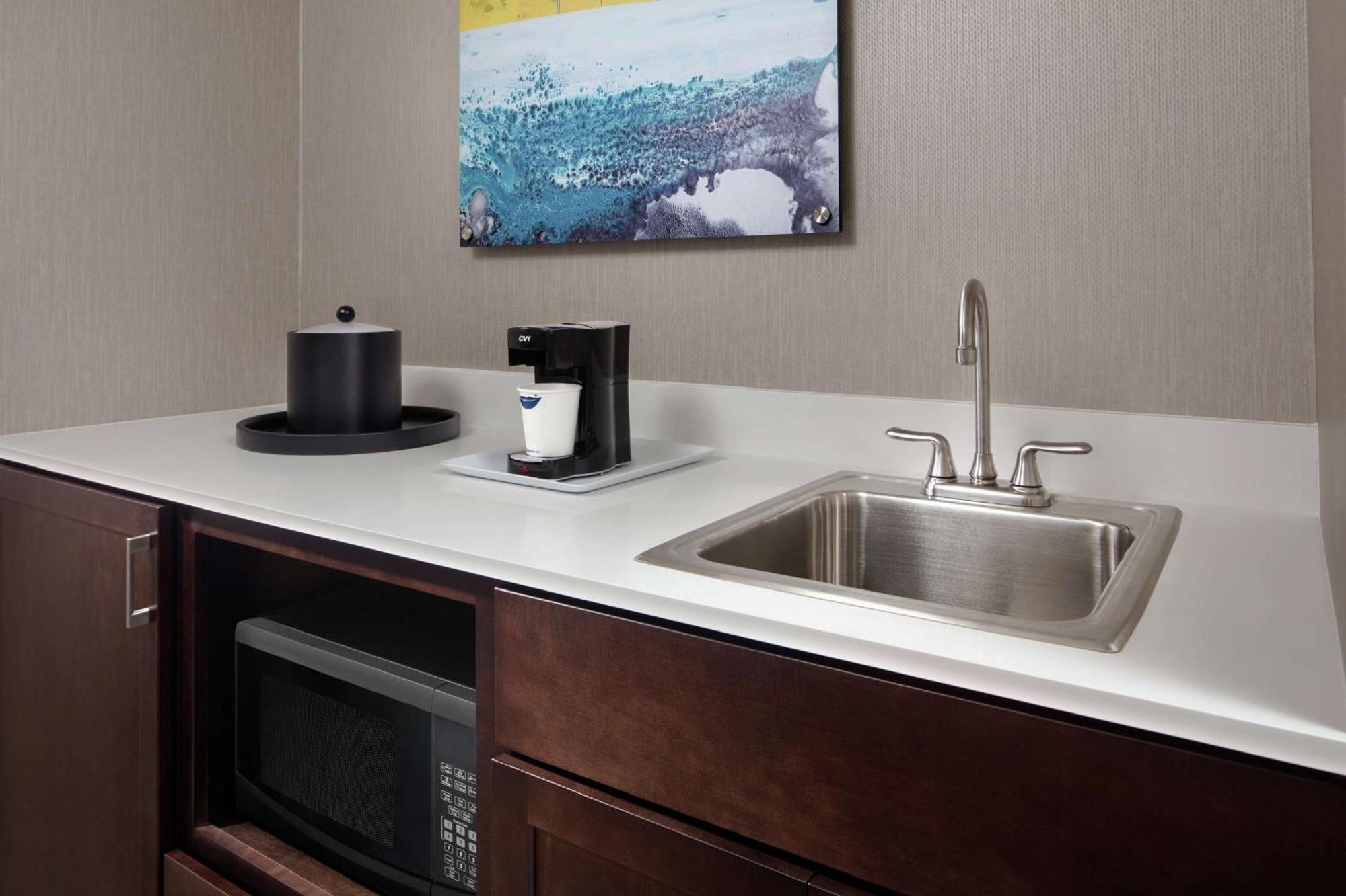 Hampton Inn & Suites Teaneck/Glenpointe Екстериор снимка