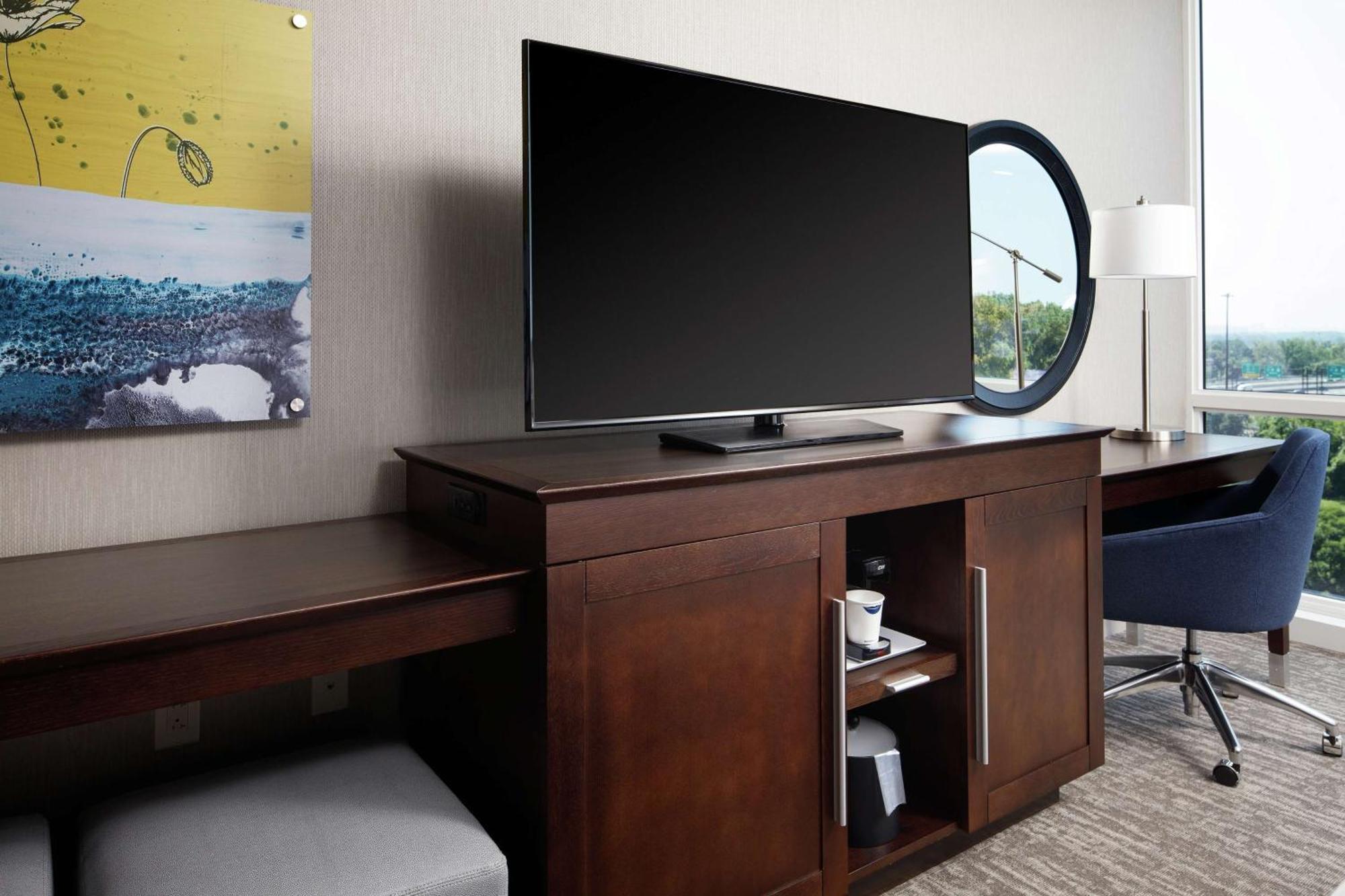 Hampton Inn & Suites Teaneck/Glenpointe Екстериор снимка