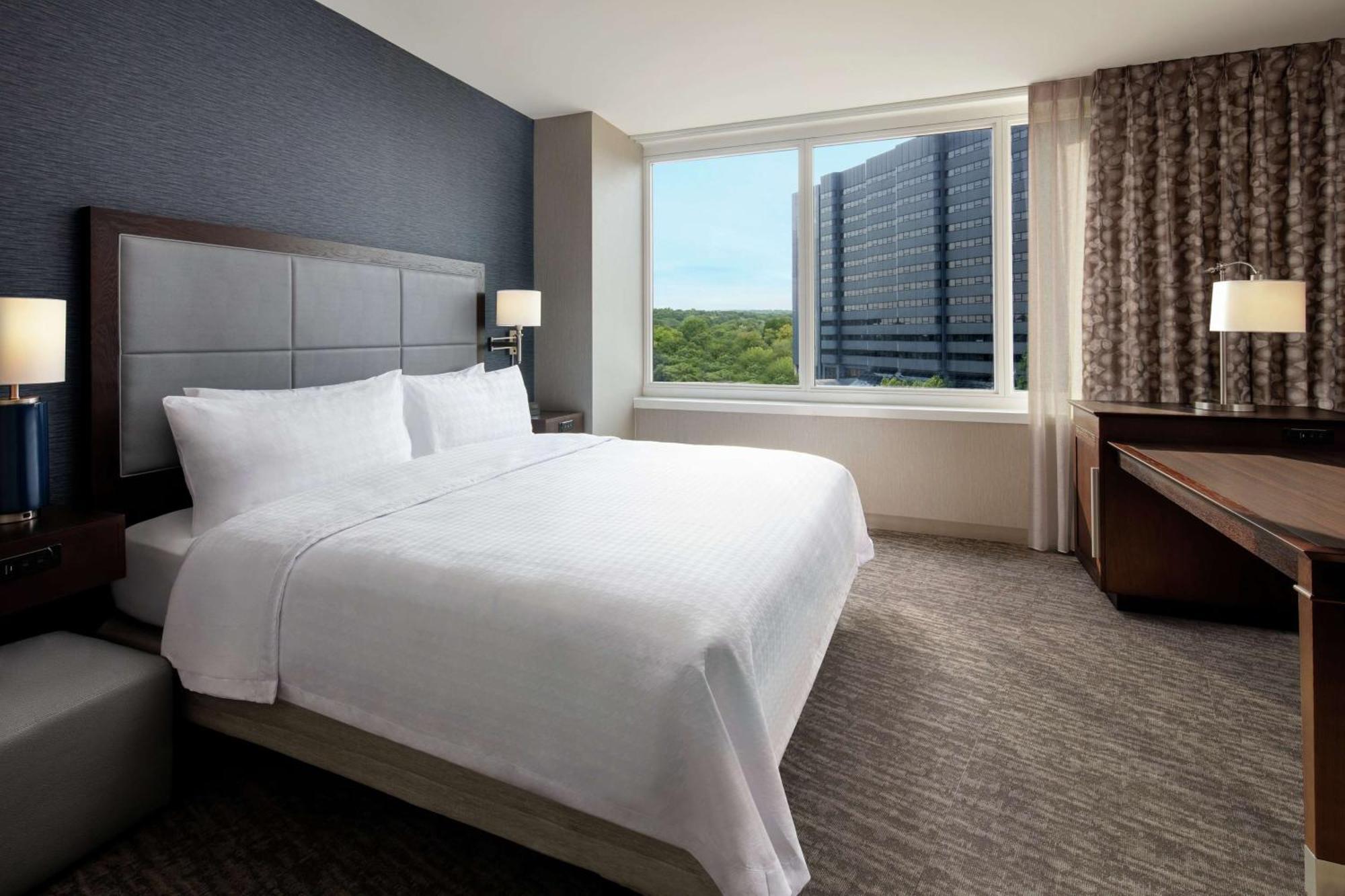 Hampton Inn & Suites Teaneck/Glenpointe Екстериор снимка
