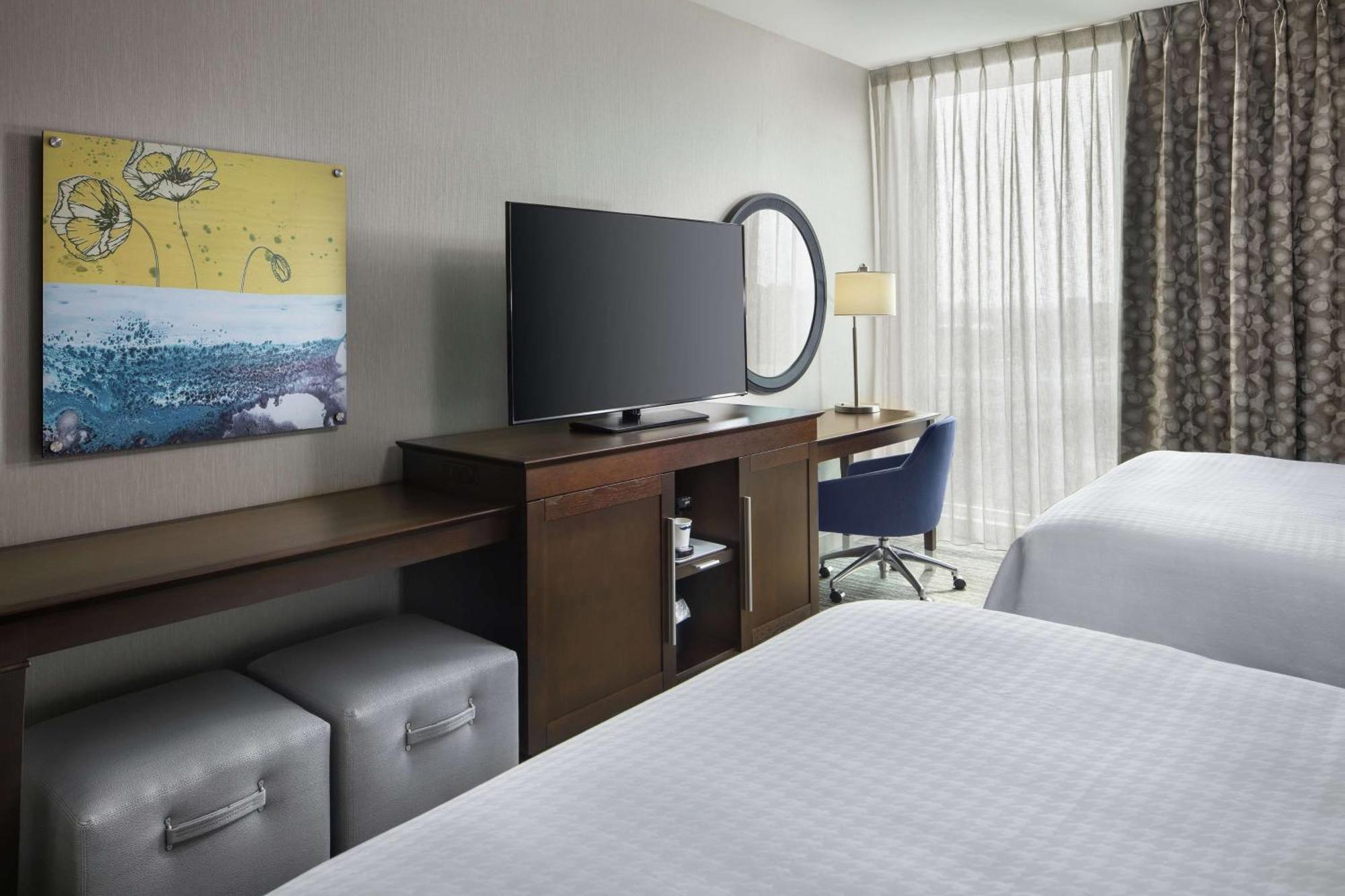Hampton Inn & Suites Teaneck/Glenpointe Екстериор снимка