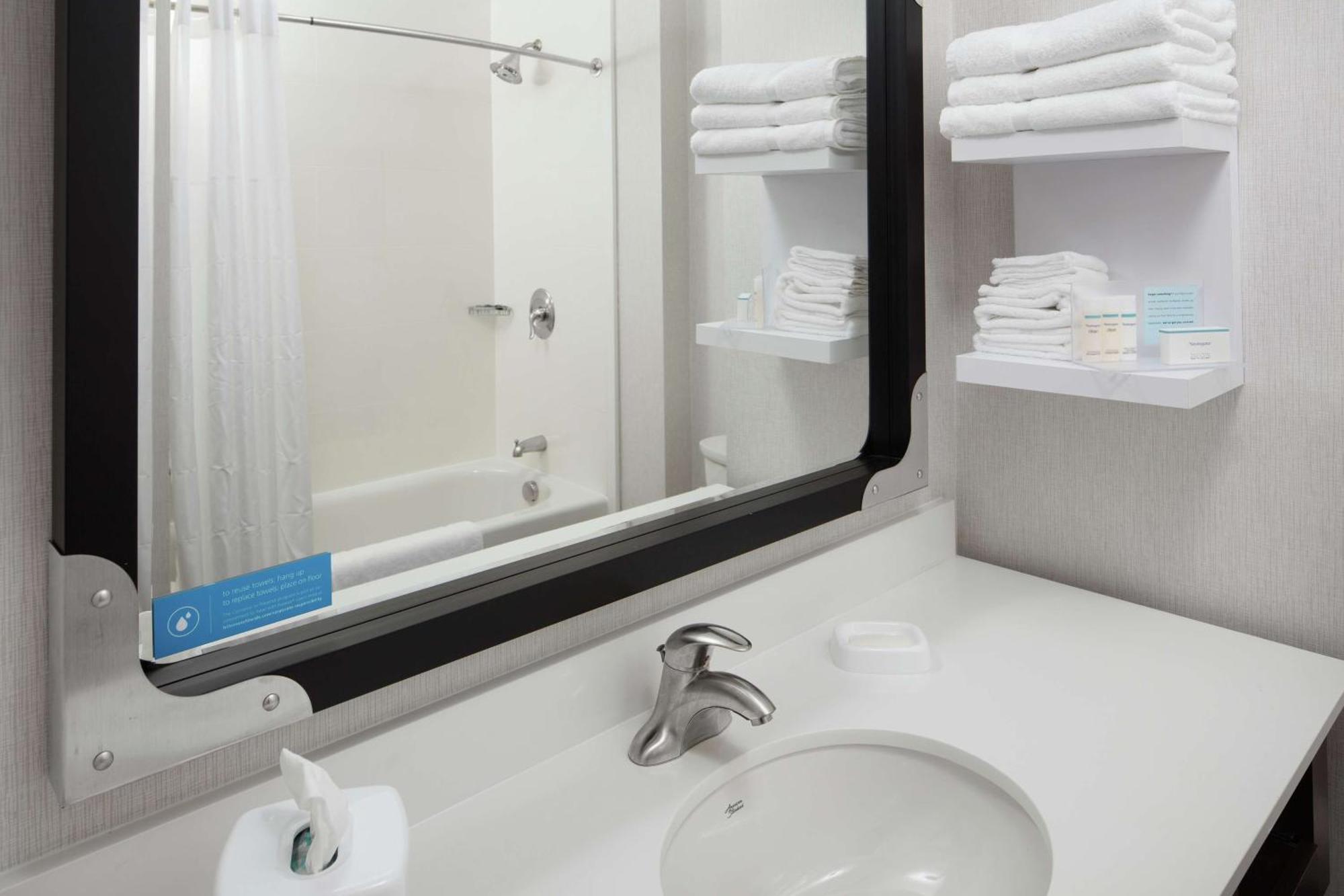 Hampton Inn & Suites Teaneck/Glenpointe Екстериор снимка