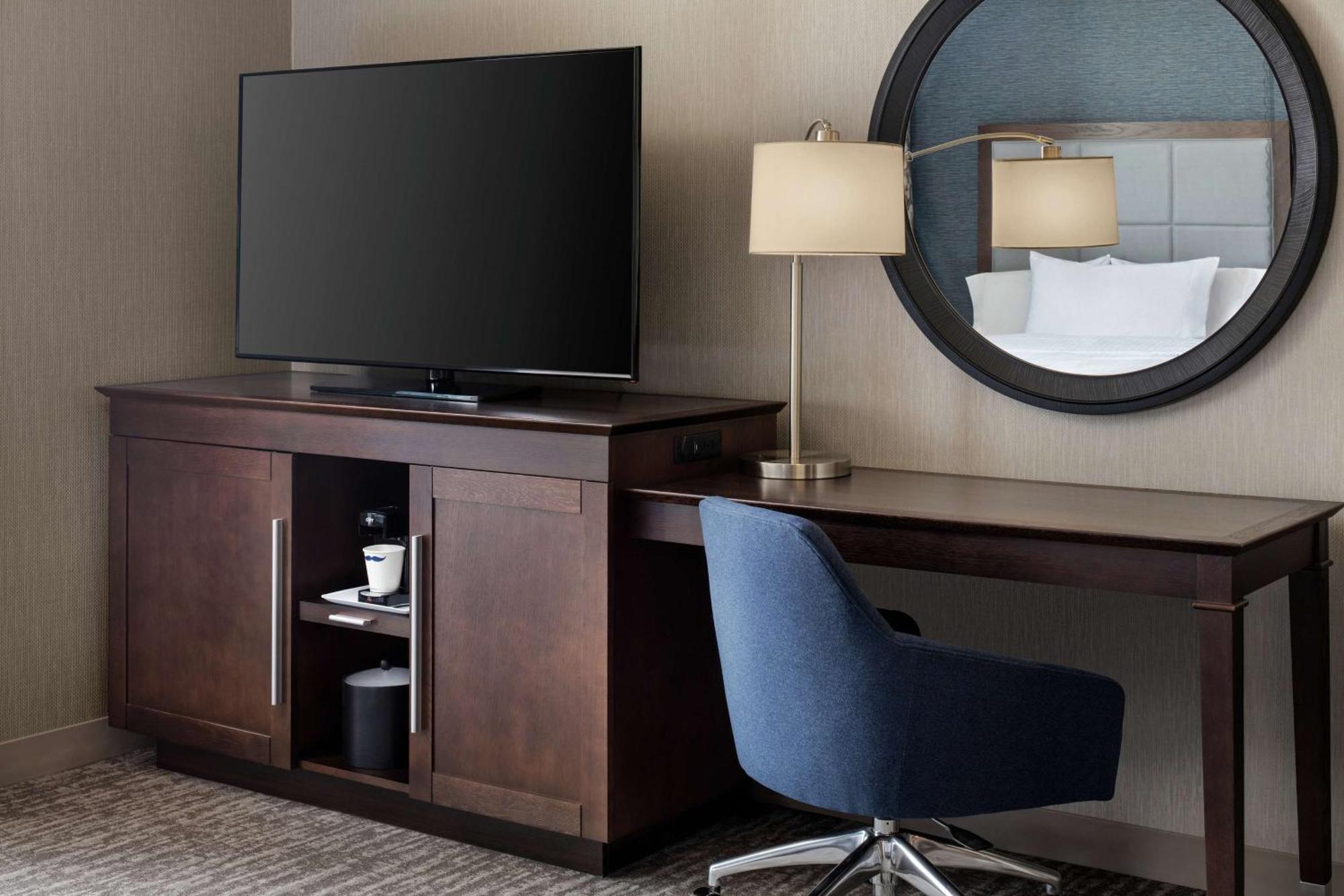 Hampton Inn & Suites Teaneck/Glenpointe Екстериор снимка