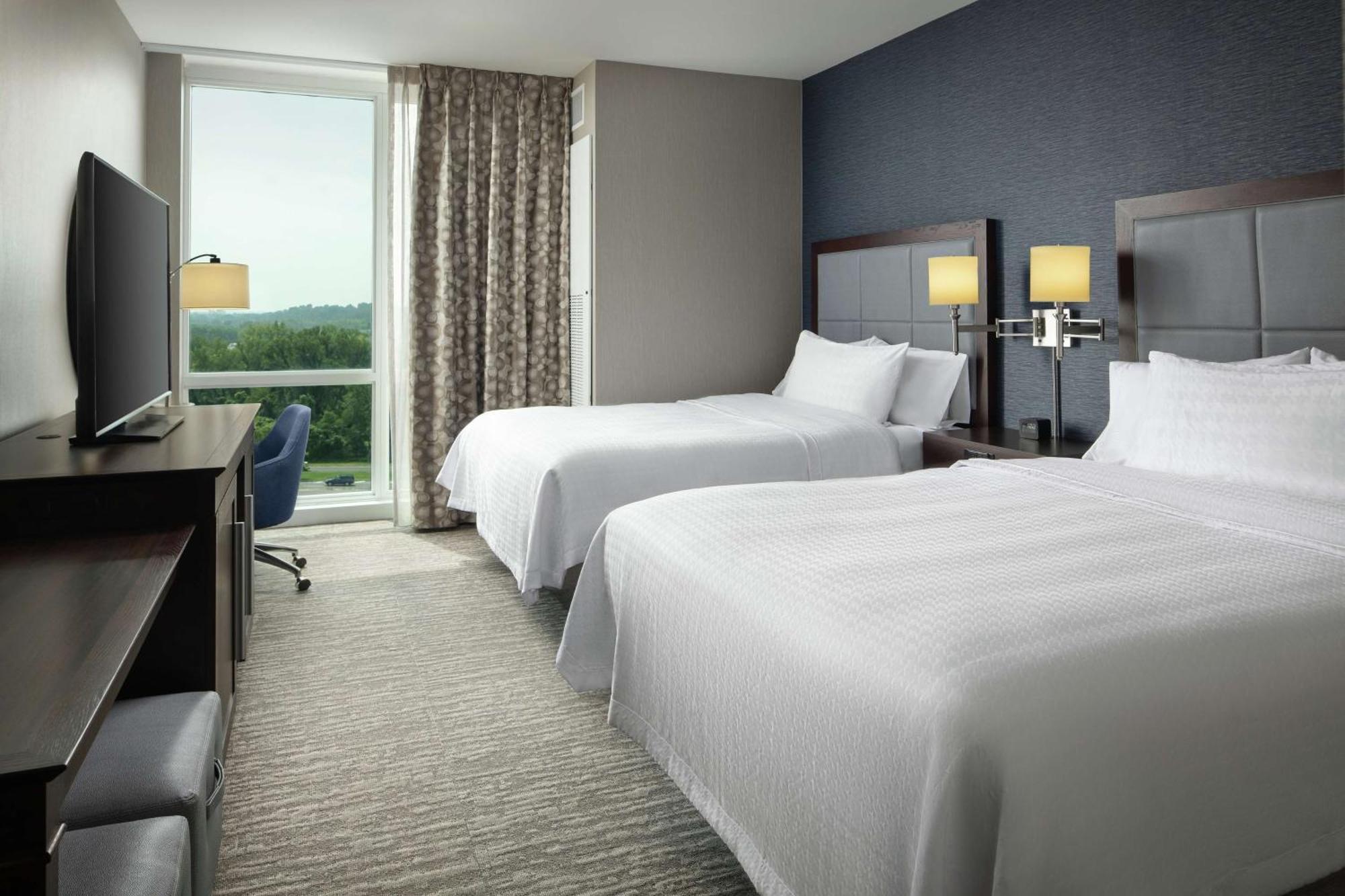 Hampton Inn & Suites Teaneck/Glenpointe Екстериор снимка