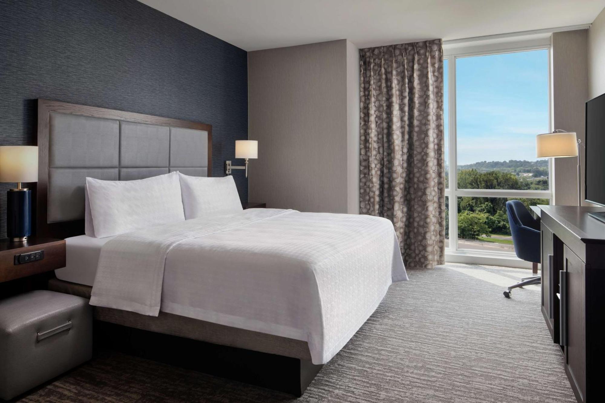 Hampton Inn & Suites Teaneck/Glenpointe Екстериор снимка