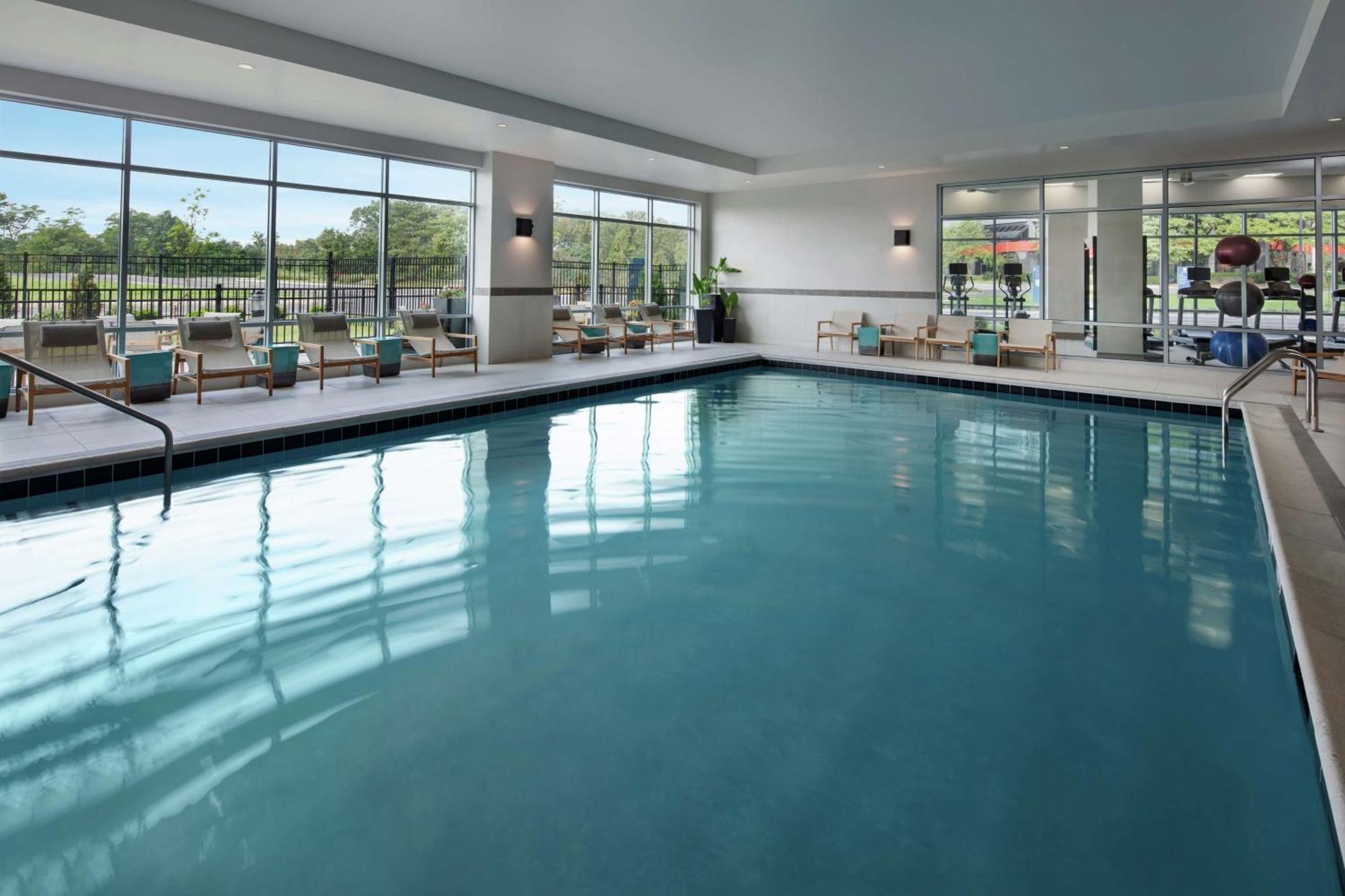 Hampton Inn & Suites Teaneck/Glenpointe Екстериор снимка