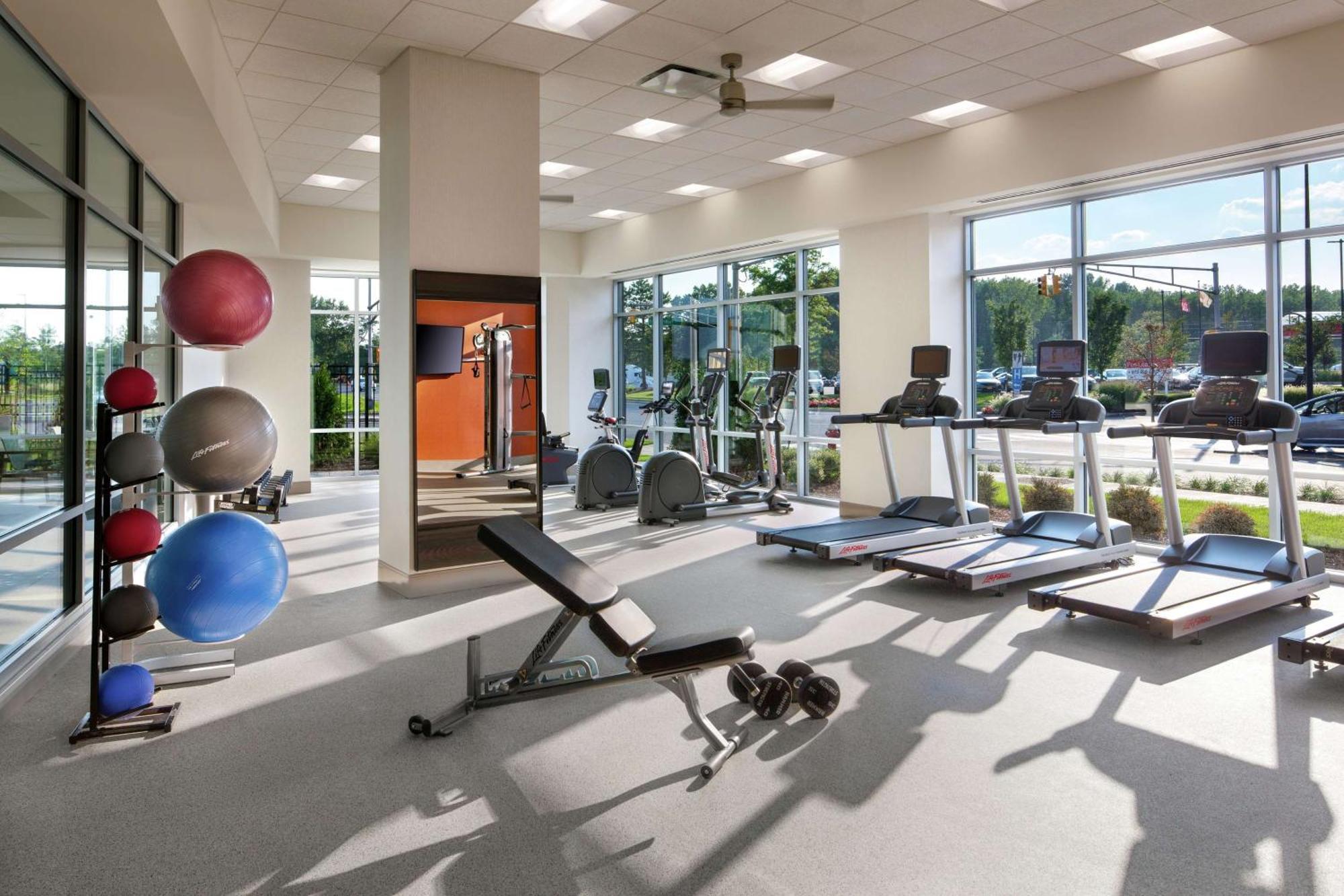 Hampton Inn & Suites Teaneck/Glenpointe Екстериор снимка