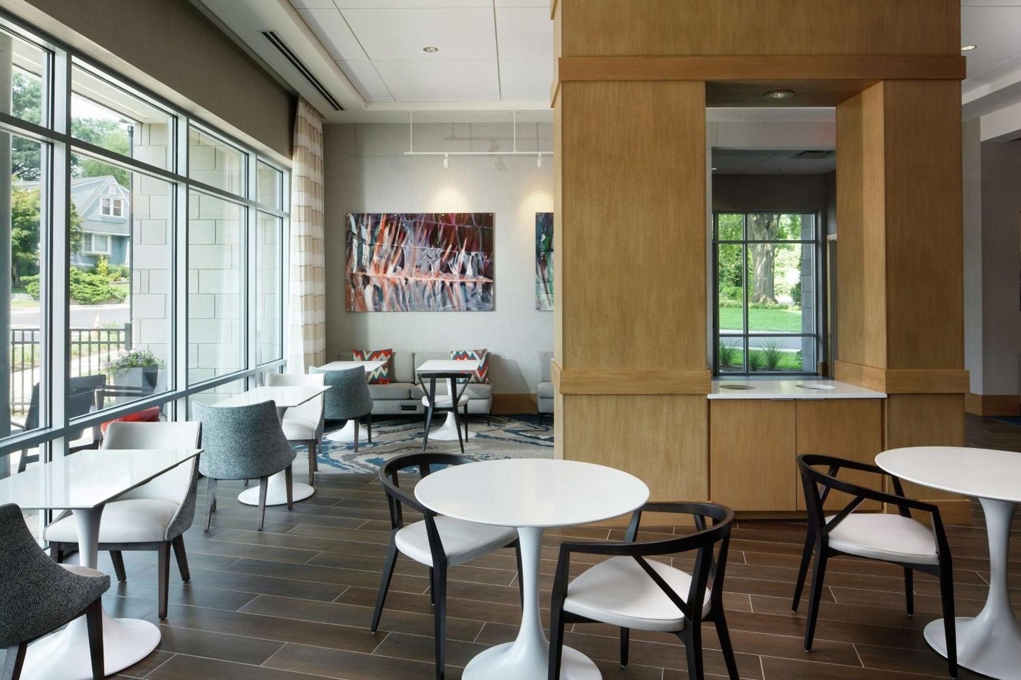Hampton Inn & Suites Teaneck/Glenpointe Екстериор снимка