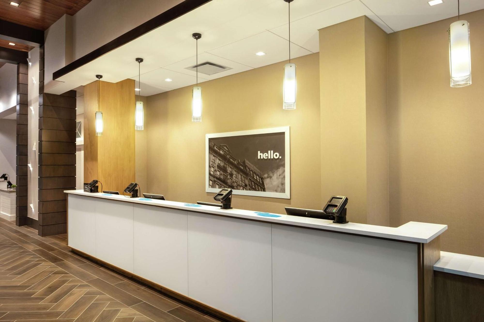 Hampton Inn & Suites Teaneck/Glenpointe Екстериор снимка