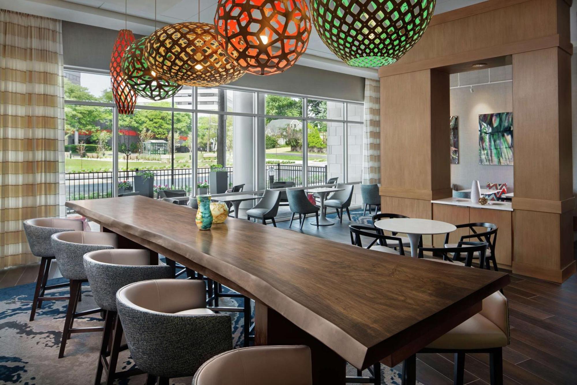 Hampton Inn & Suites Teaneck/Glenpointe Екстериор снимка
