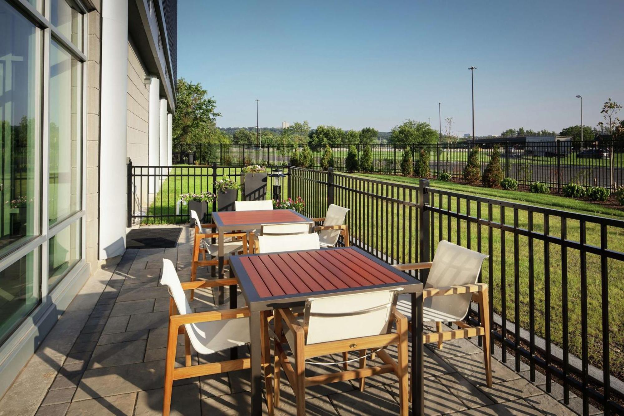 Hampton Inn & Suites Teaneck/Glenpointe Екстериор снимка