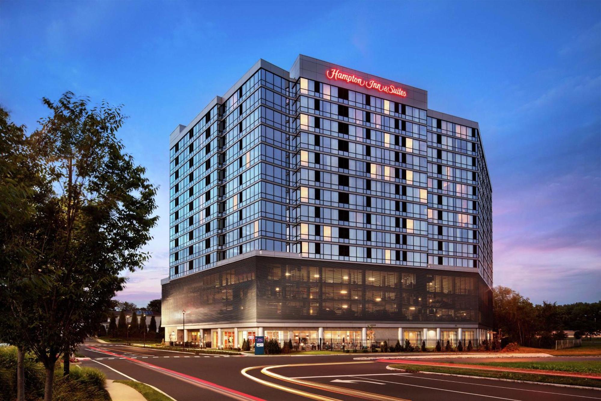 Hampton Inn & Suites Teaneck/Glenpointe Екстериор снимка